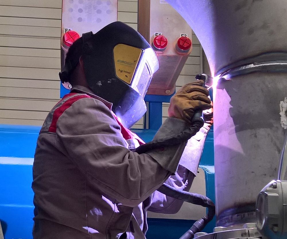 Ausführen von Schweissarbeiten in unserer Werkstatt Ausführen von Schweissarbeiten in unserer Werkstatt
